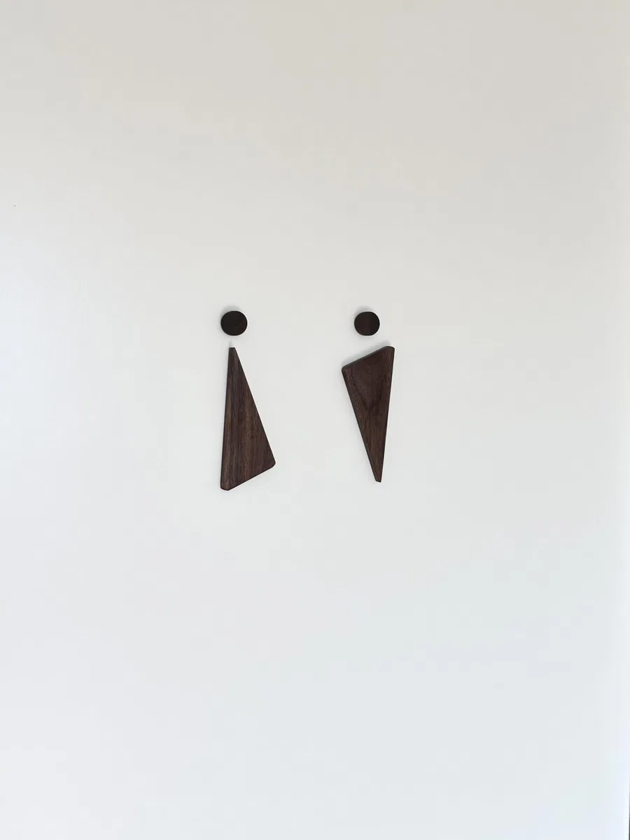 Cartel Baño Madera Autoadhesivo Señal WC Hombres Mujeres Set 2 | Elegante madera de nogal: Placa adhesiva chic para baño, oficina o bar. Diseño moderno para hombre y mujer en pack de 2.