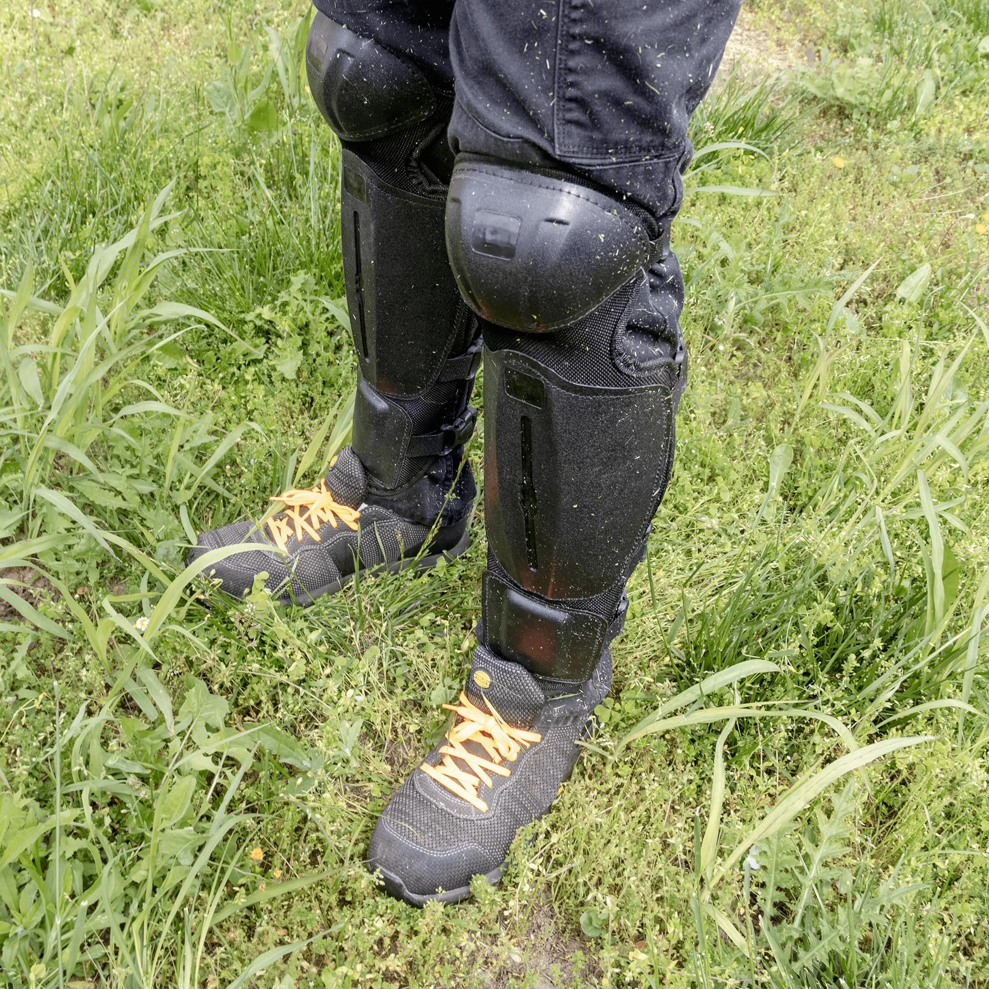 Espinilleras protectoras cómodas para desbrozar el jardín