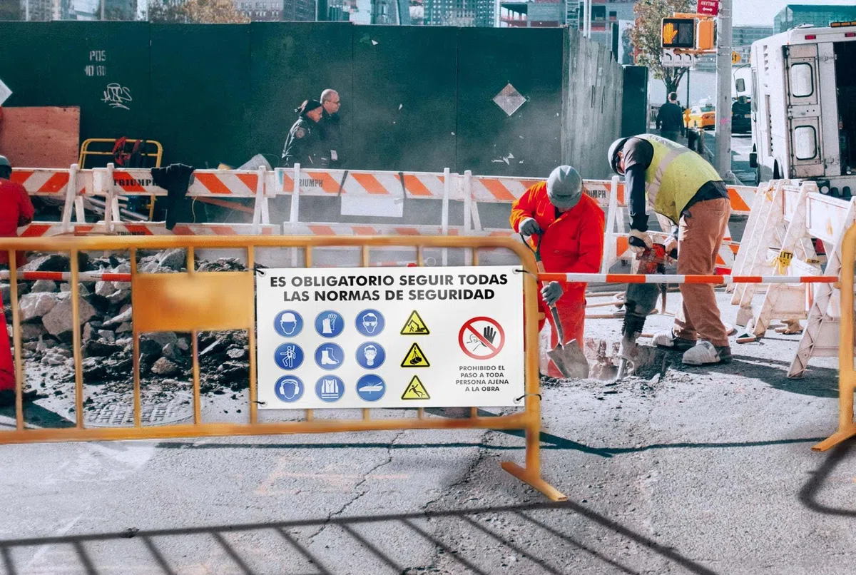 Cartel para Zona de Obra - Lona Impresa Señales de Seguridad y EPIS Obligatorias en Construccion (EPI 74x42 cm)