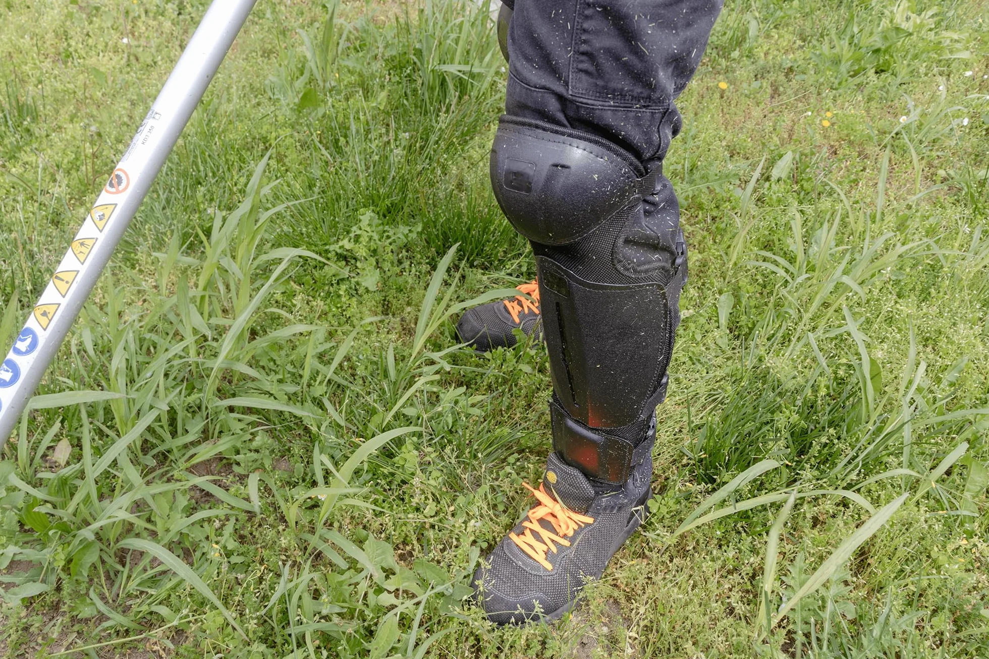 Espinilleras protectoras cómodas para desbrozar el jardín