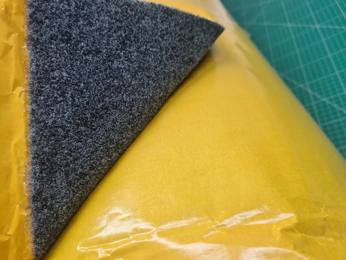 Moqueta adhesiva color gris oscuro con ancho de 148cm para tapizar coches, furgonetas, barcos y otros. Se compra a metros