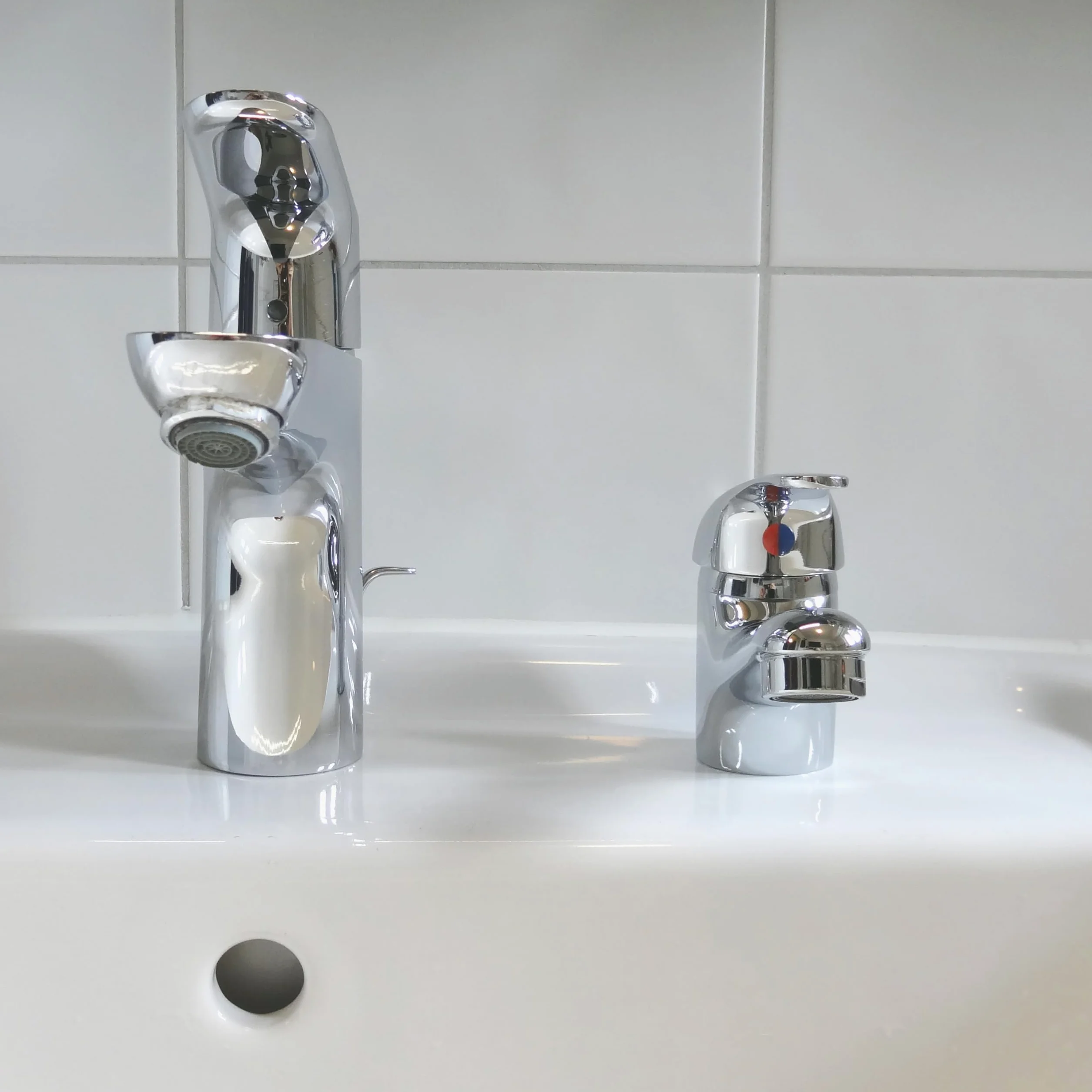 Cornat Grifo de Lavabo Piccolo – Mezclador con desagüe – Cuerpo de latón cromado – Altura de salida baja