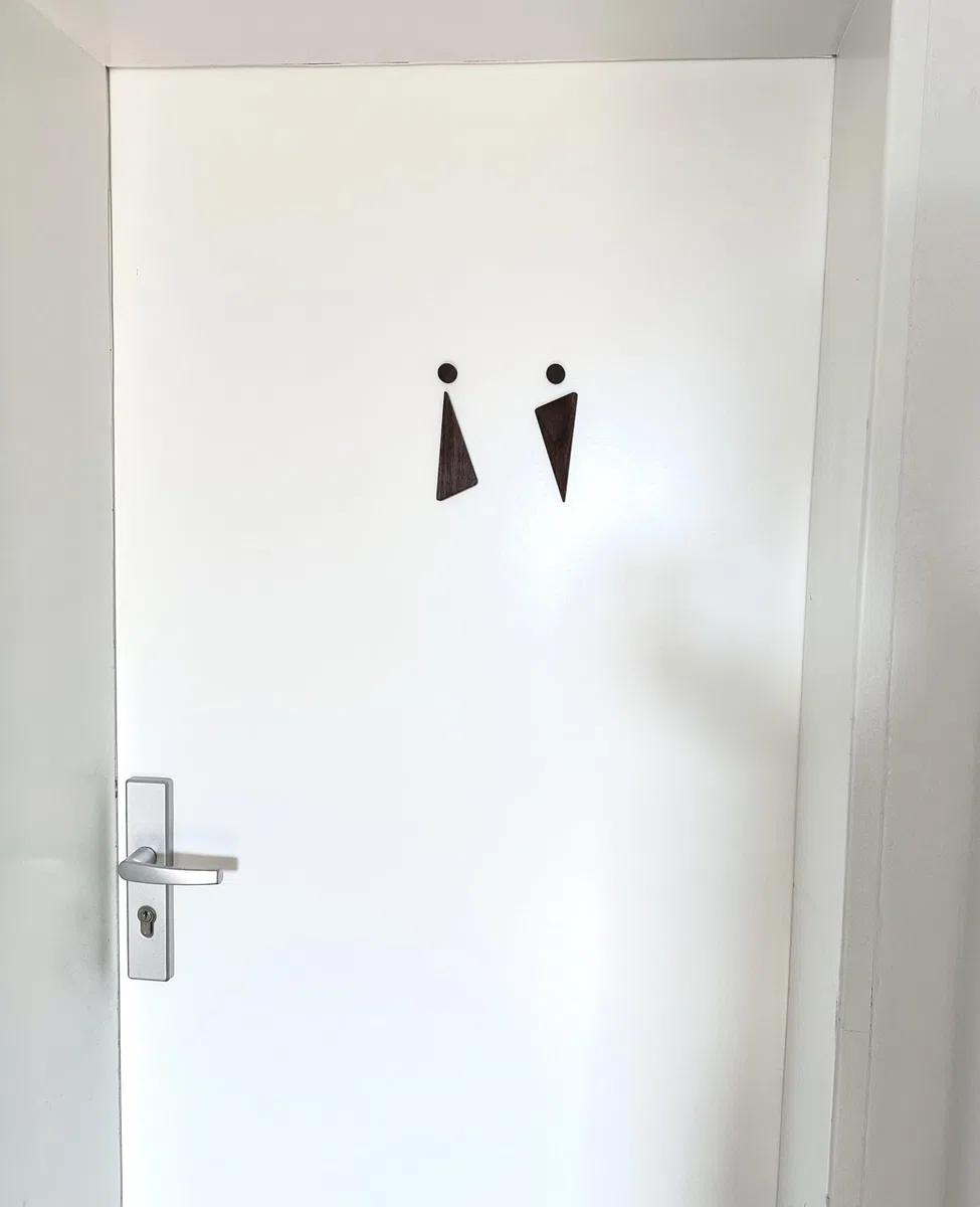 Cartel Baño Madera Autoadhesivo Señal WC Hombres Mujeres Set 2 | Elegante madera de nogal: Placa adhesiva chic para baño, oficina o bar. Diseño moderno para hombre y mujer en pack de 2.