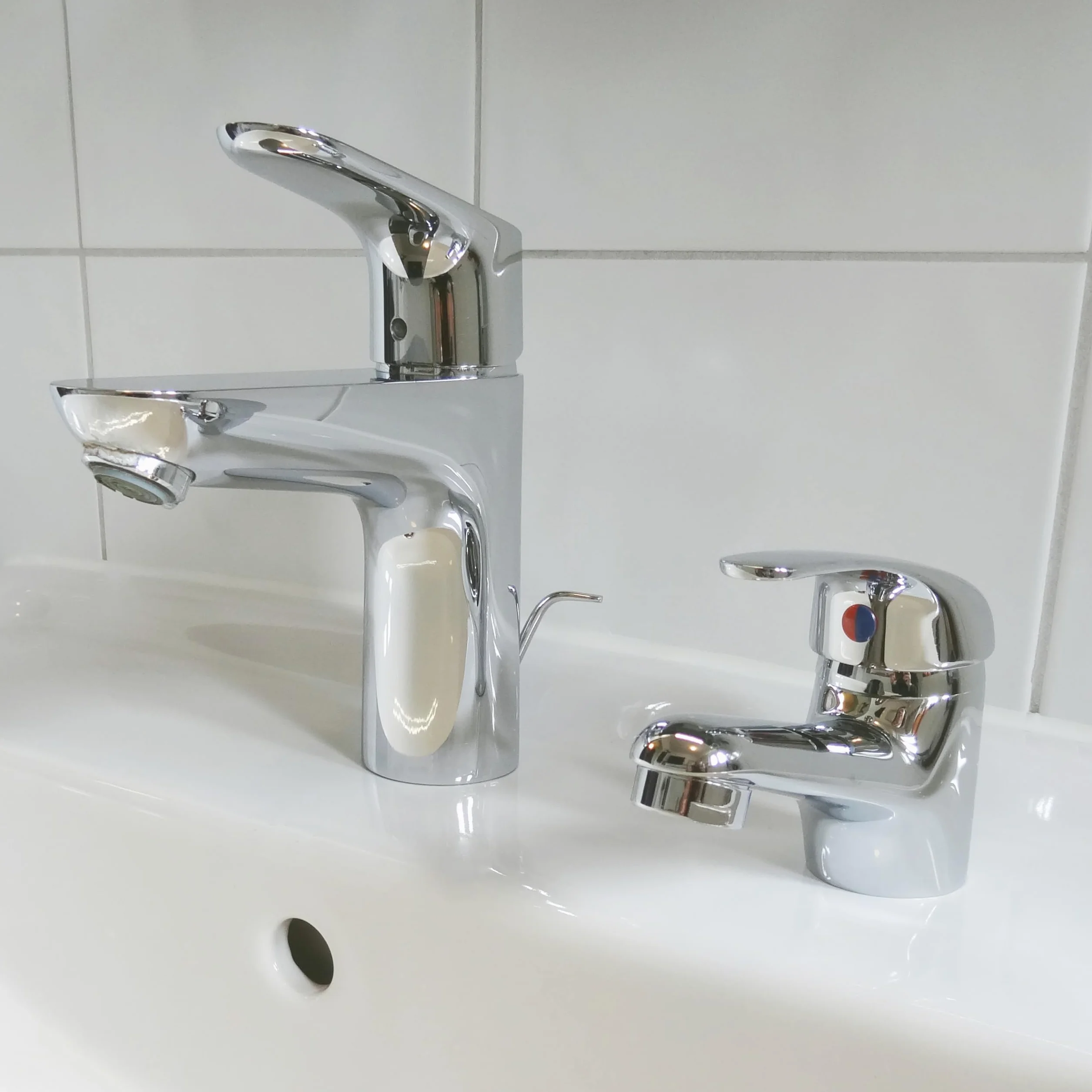 Cornat Grifo de Lavabo Piccolo – Mezclador con desagüe – Cuerpo de latón cromado – Altura de salida baja